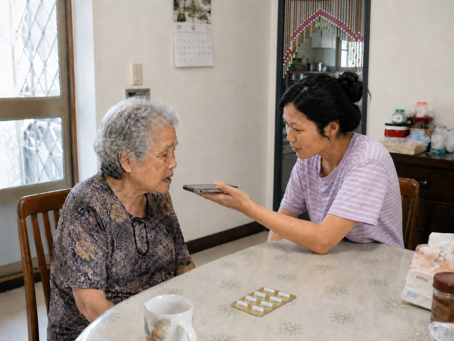 外籍看護協助長輩使用凱爾即時翻譯